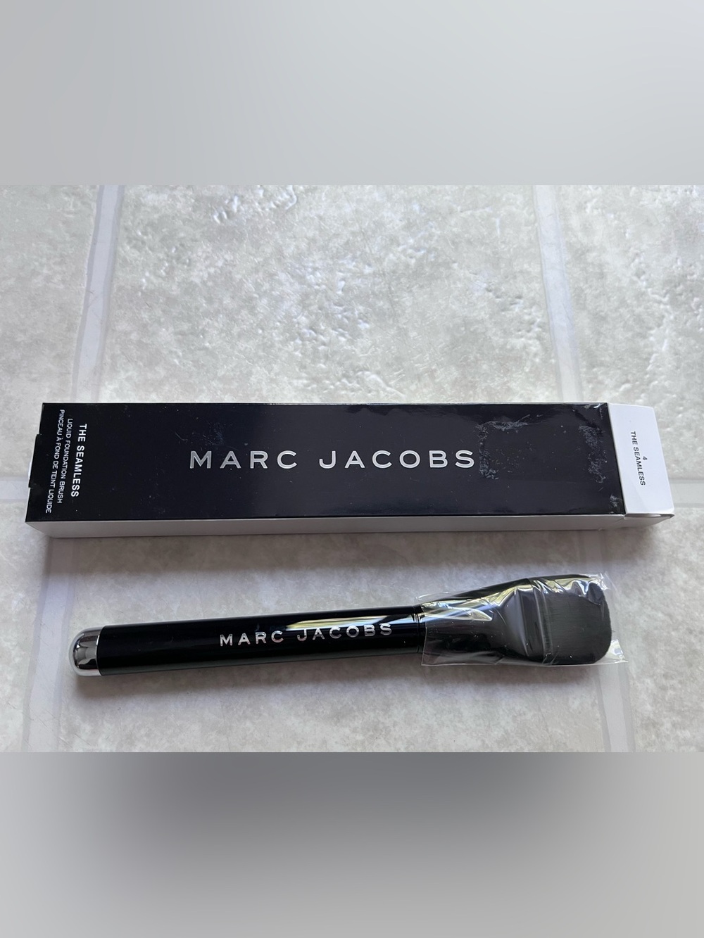 Marc Jacobs The Seamless Liquid Foundation Brush No.4 NEW